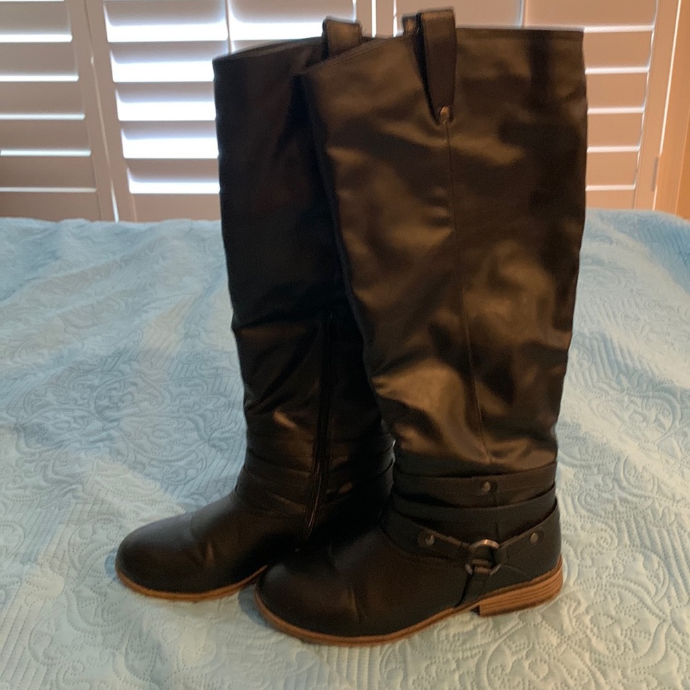 Women's Black boots.